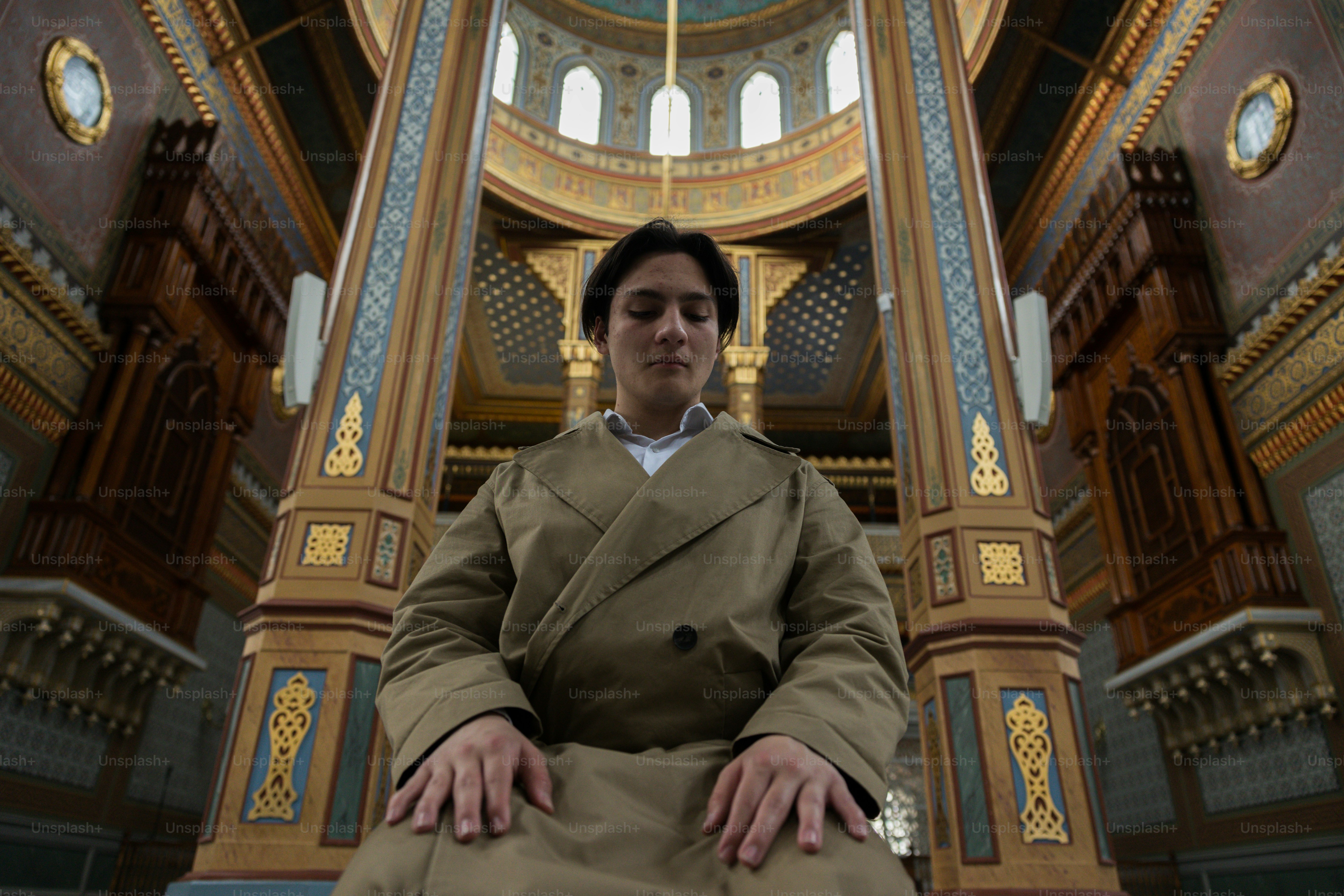 Ein Mann sitzt auf einer Bank in einem Gebäude