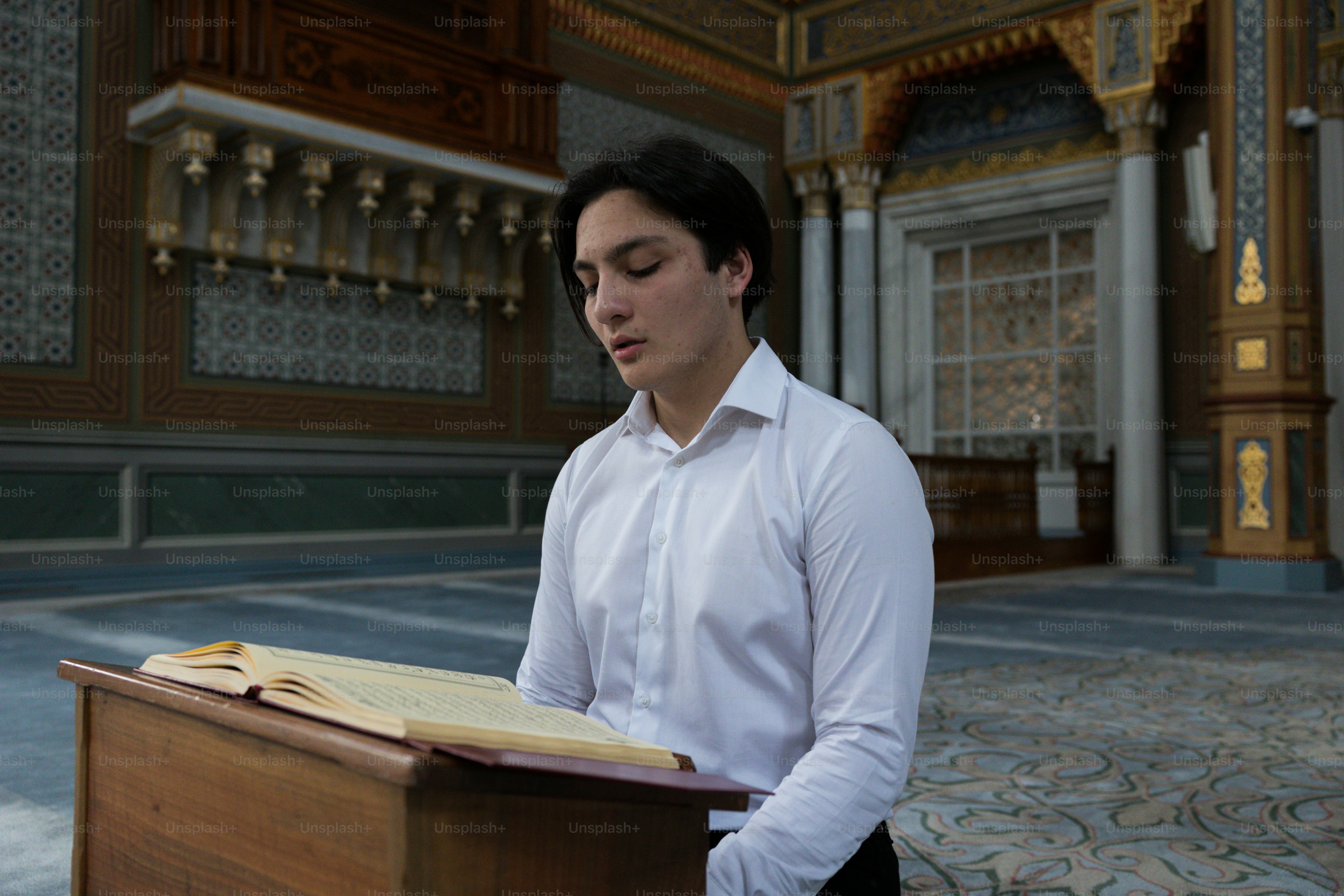 Ein Mann im weißen Hemd liest ein Buch