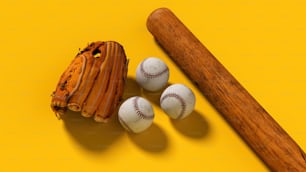 drei Basebälle und ein Baseballschläger auf gelbem Hintergrund