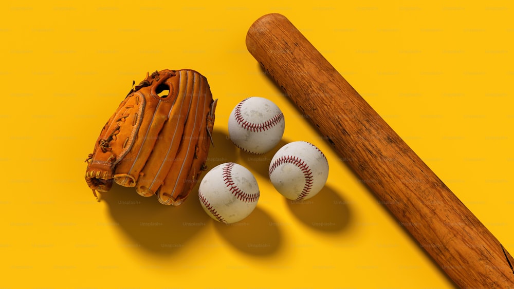 Tre palle da baseball e una mazza da baseball su sfondo giallo
