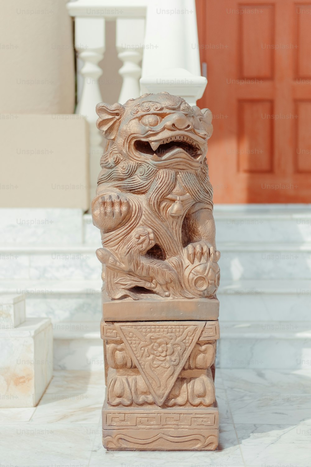 Una estatua de un dragón en los escalones de un edificio