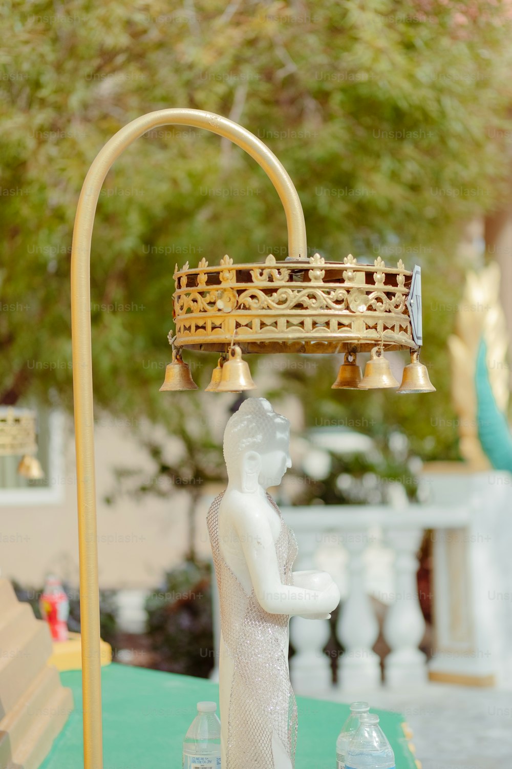 una statua di una persona con una corona sopra di essa