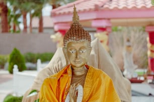 Una estatua de un Buda con un traje amarillo