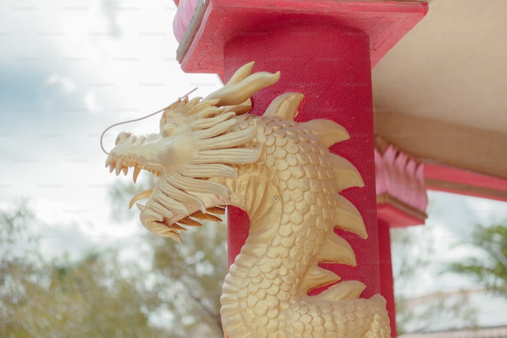 Una estatua de un dragón en un pilar