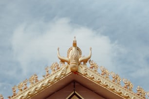 Una statua d'oro sulla cima di un edificio