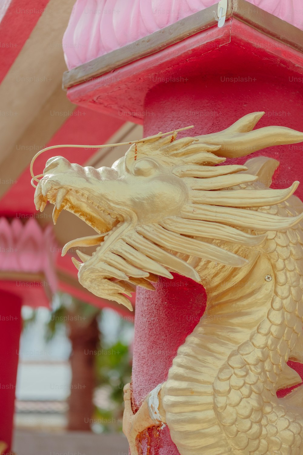 Un primer plano de una estatua de dragón en un poste