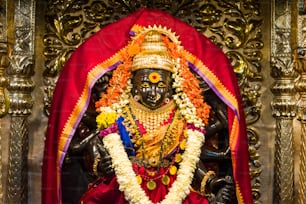Eine Statue eines hinduistischen Gottes in einem Tempel