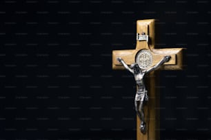 una cruz de madera con un crucifijo en ella