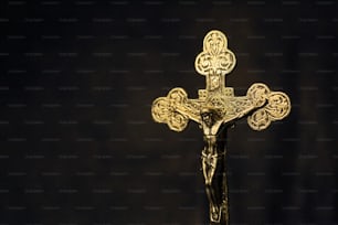 Un crucifix est représenté sur un fond noir