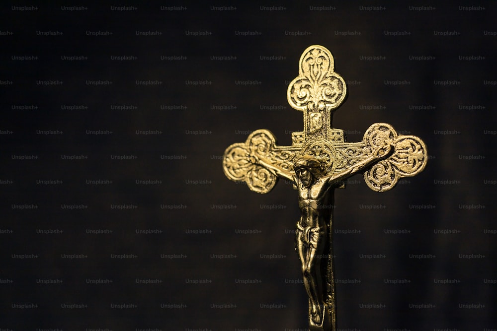 um crucifixo é mostrado contra um fundo preto