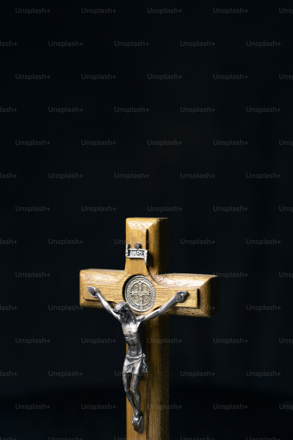Una croce di legno con una statua di Gesù su di essa