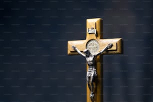 ein Kreuz mit einem Kruzifix in der Mitte