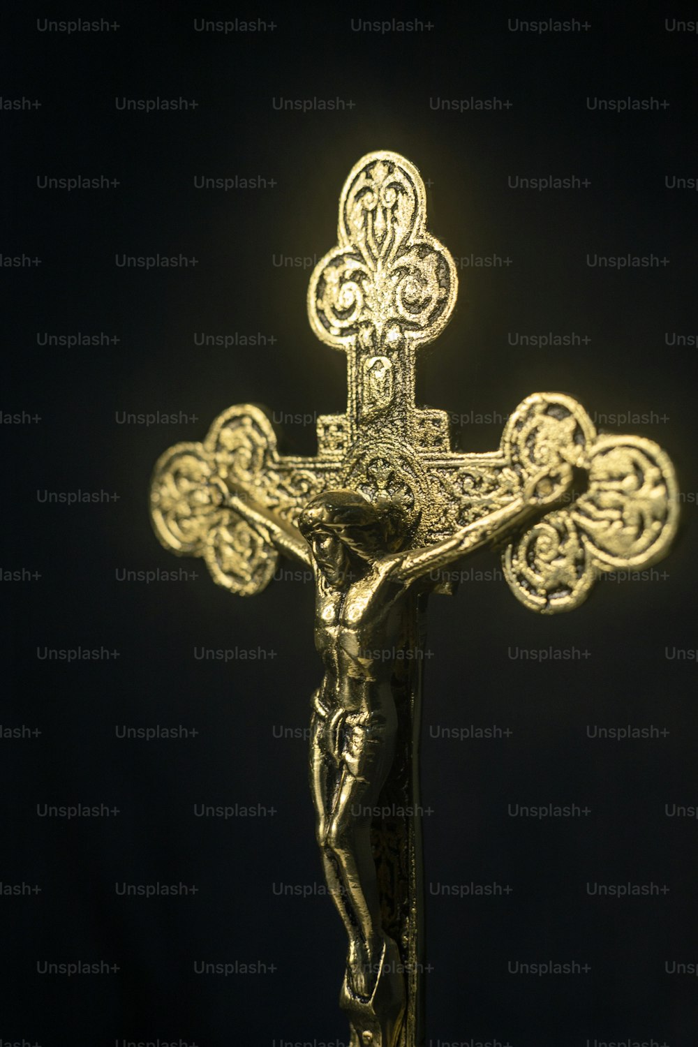 um crucifixo dourado em um fundo preto