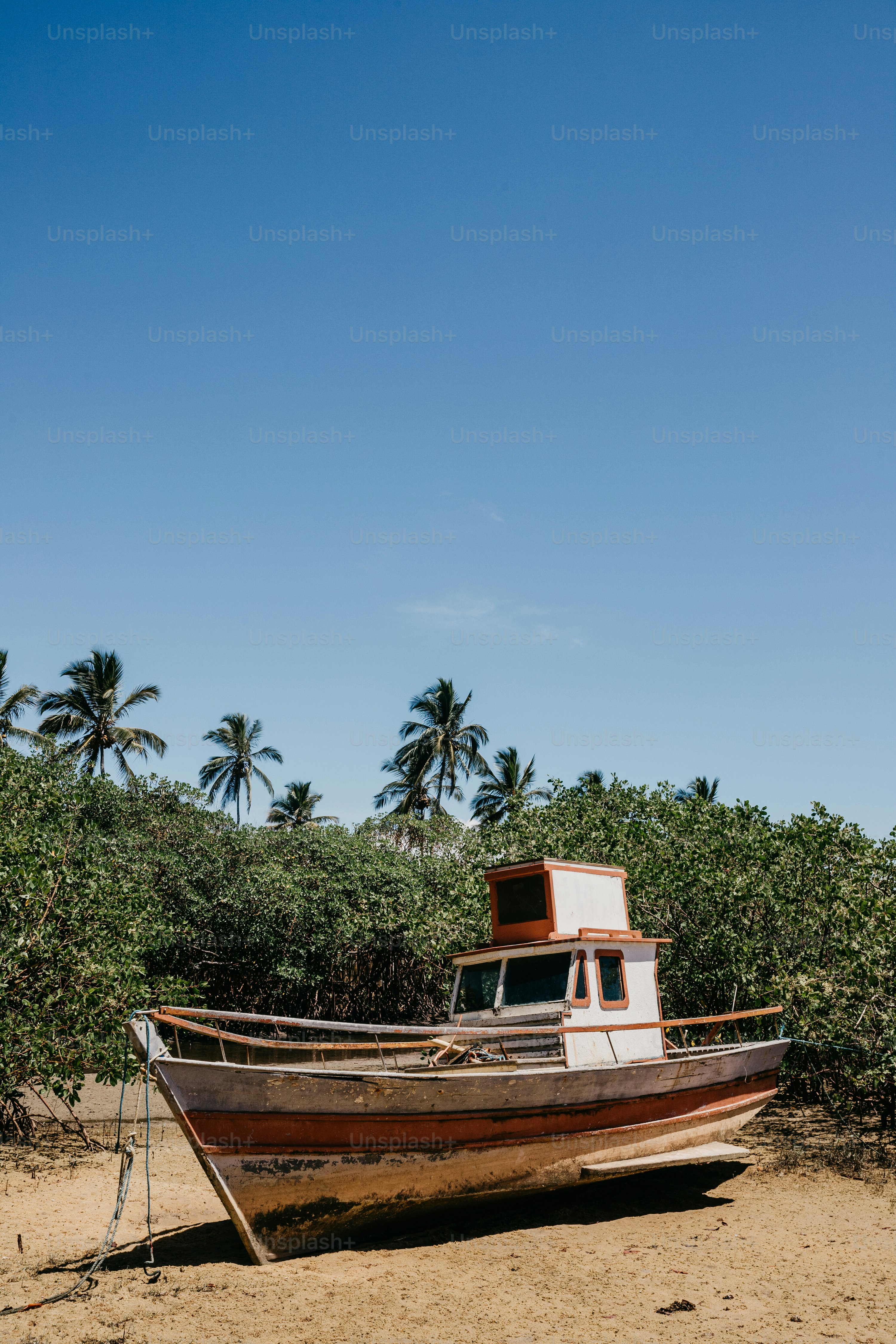 Ein Boot sitzt auf einem Sandstrand