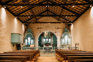 El interior de una iglesia con bancos de madera