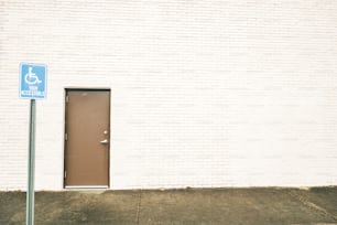 eine Tür und ein Schild an einem Pfahl vor einem Gebäude