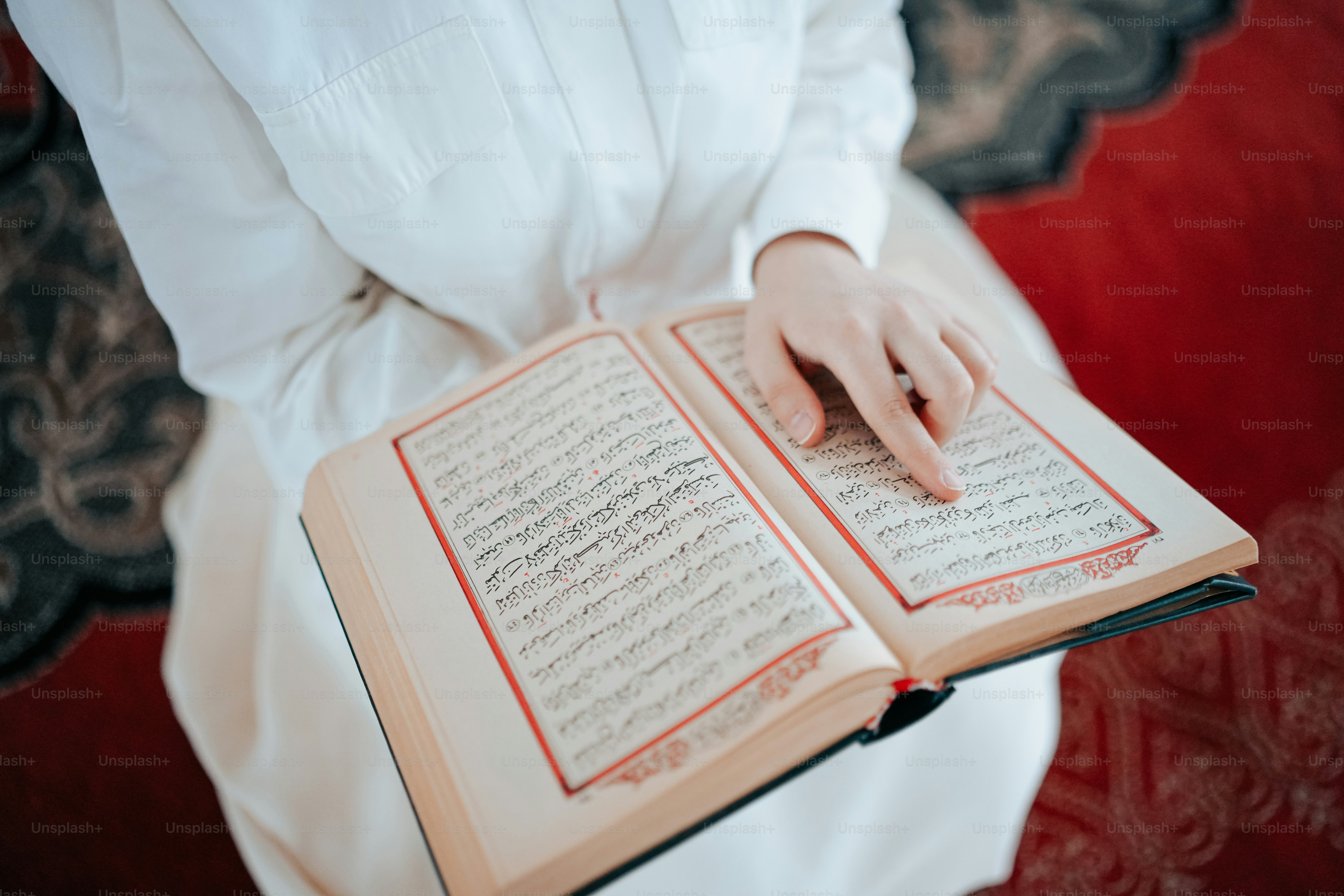 A person holding a book in their hands photo – Islam Image on Unsplash