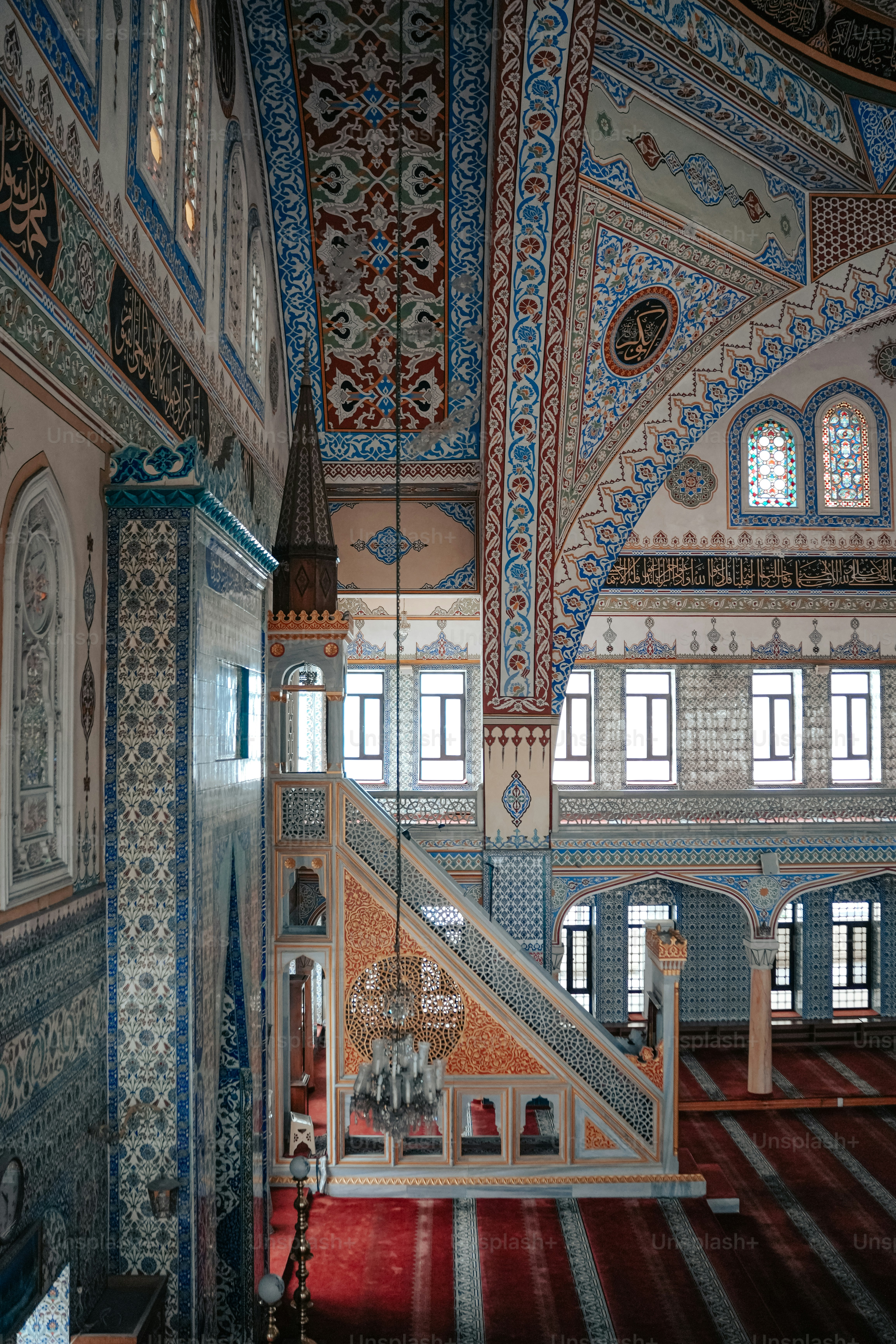 Una scala in un edificio con molte finestre