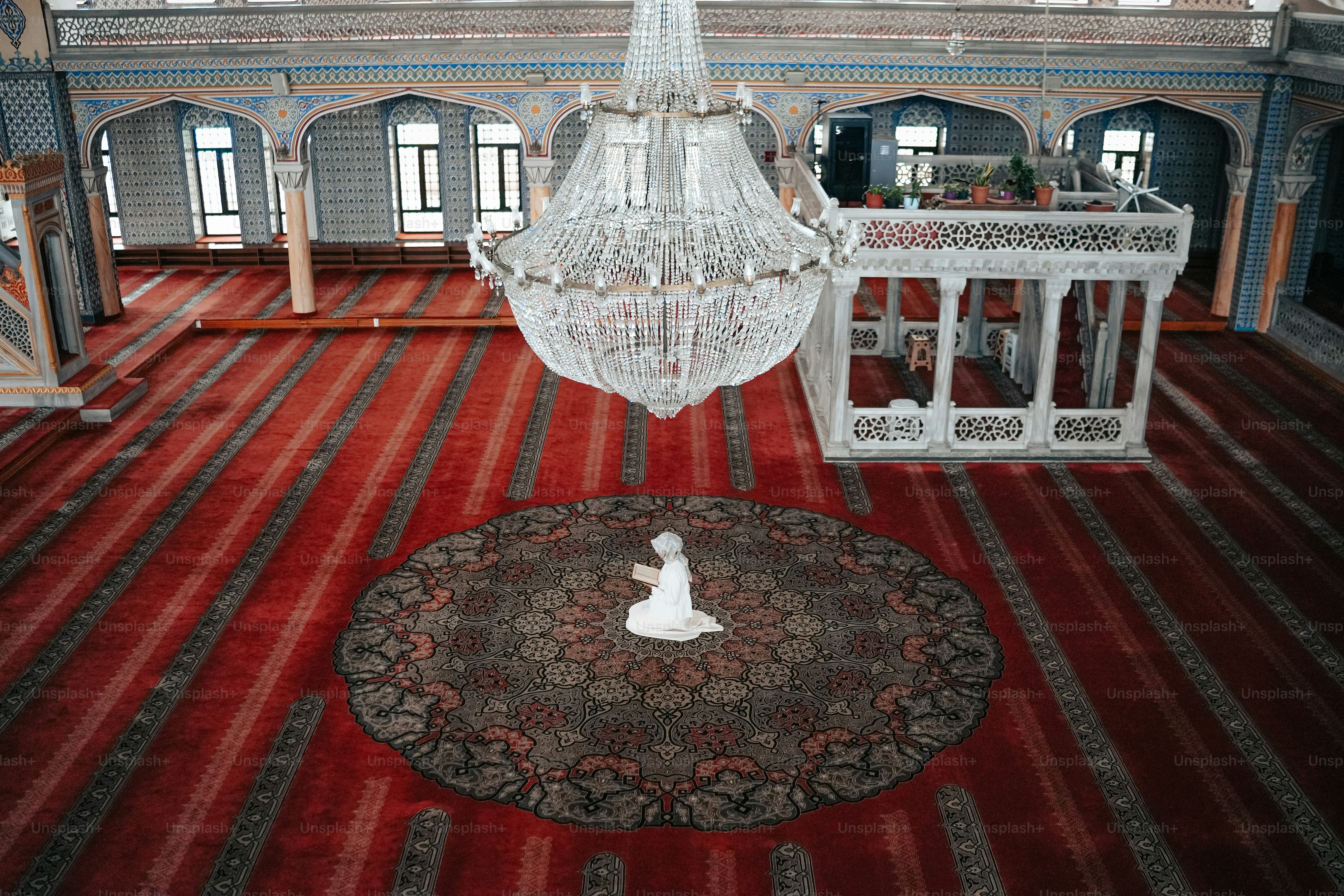 un lustre suspendu au plafond d’une pièce