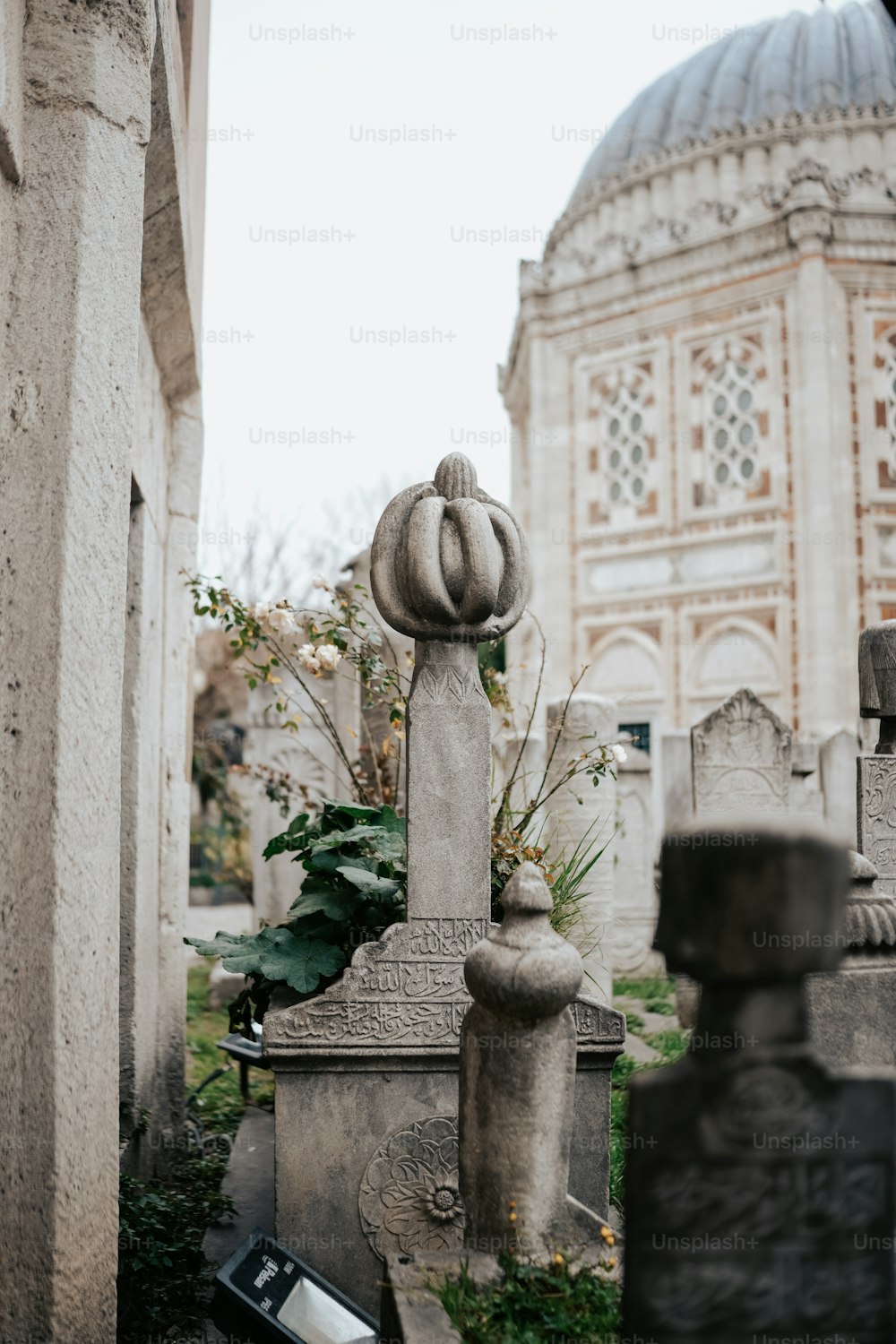 Un cimitero con una cupola sullo sfondo