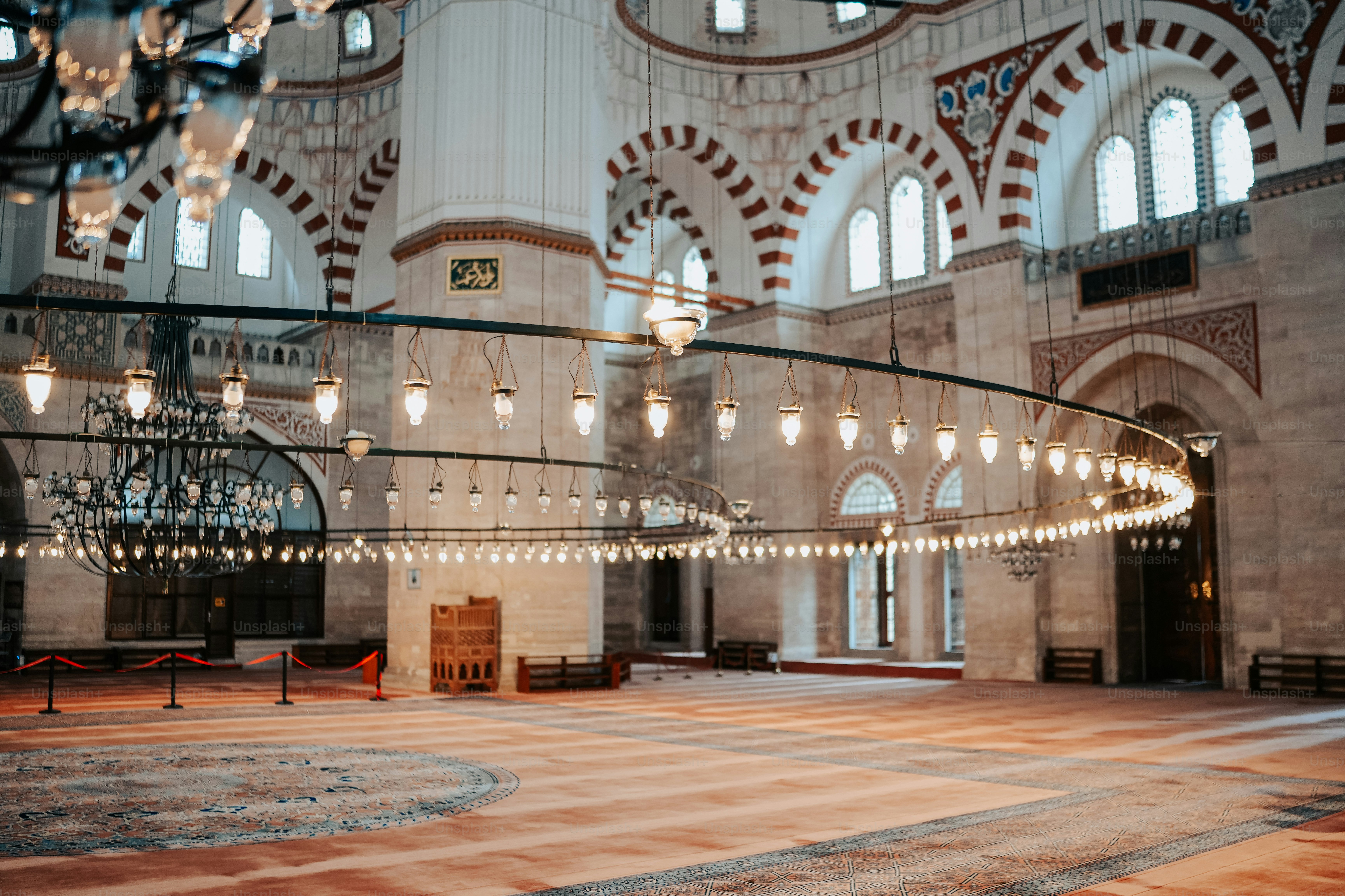 シャンデリアと照明のある広い部屋