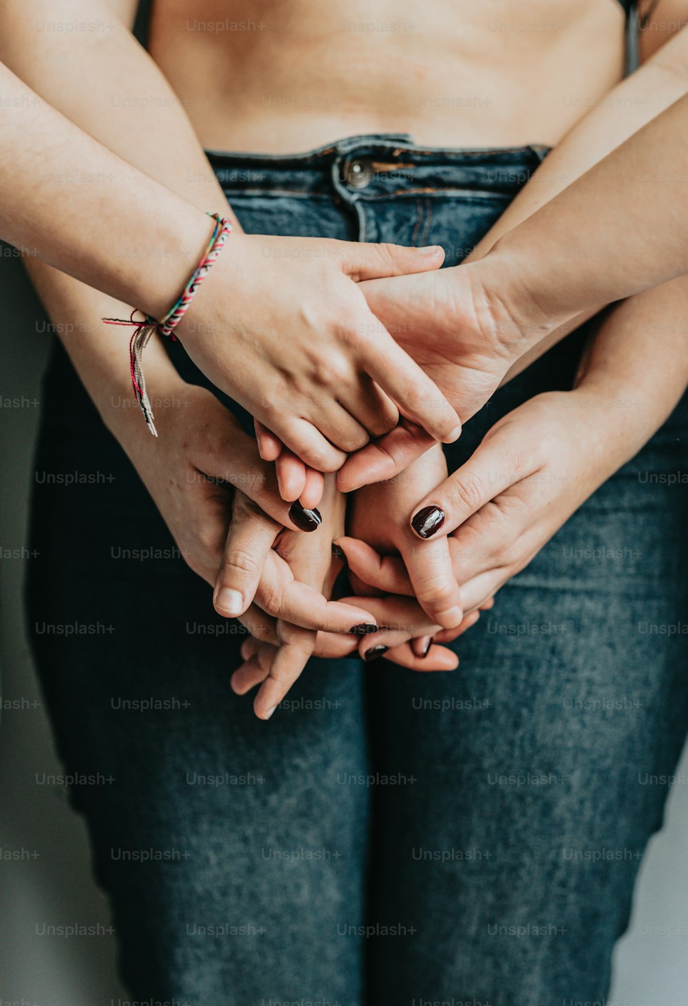 duas pessoas de mãos dadas juntas com as mãos juntas