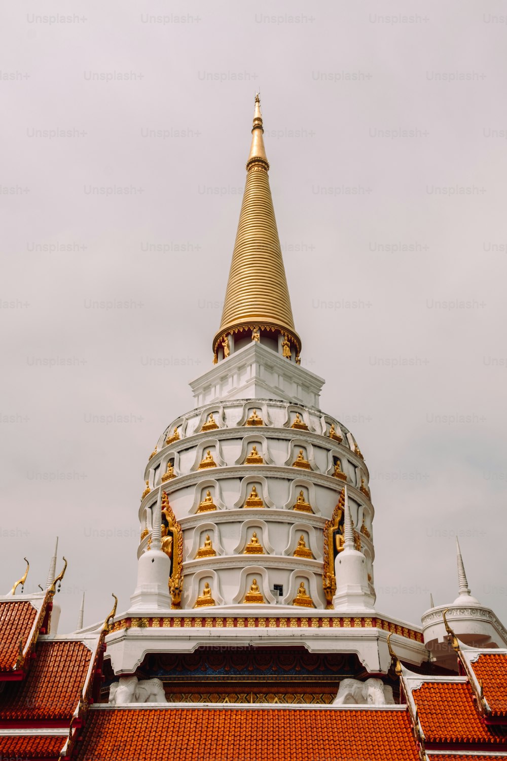 ein großes weiß-goldenes Gebäude mit einem Himmelshintergrund