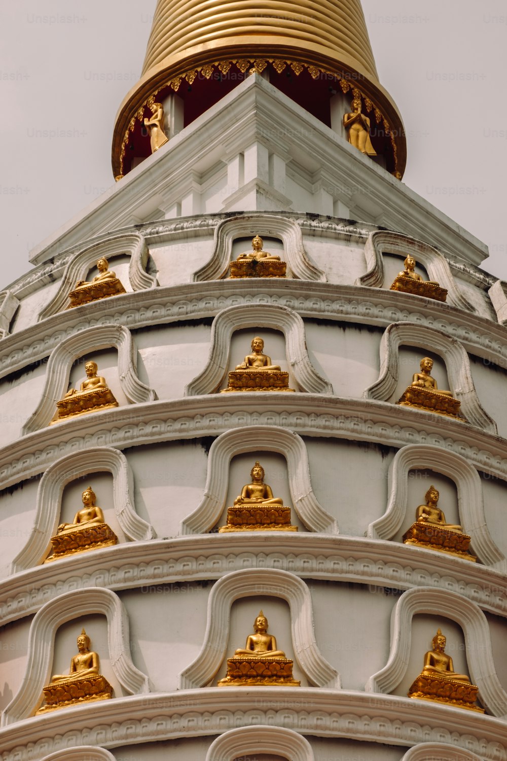 La parte superior de un edificio con una cúpula dorada