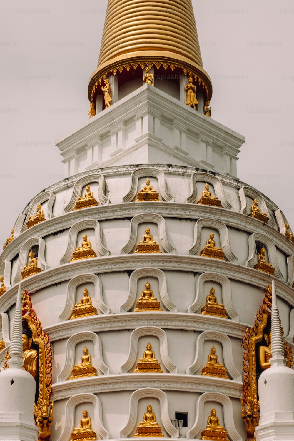 금색 돔이있는 흰색과 금색의 대형 건물