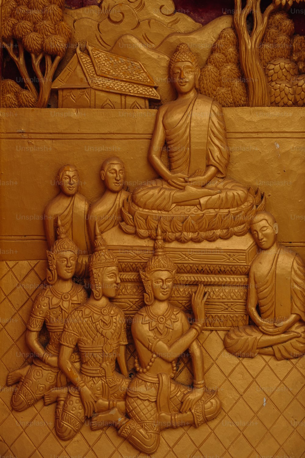 Una scultura di una statua di Buddha circondata da altre statue