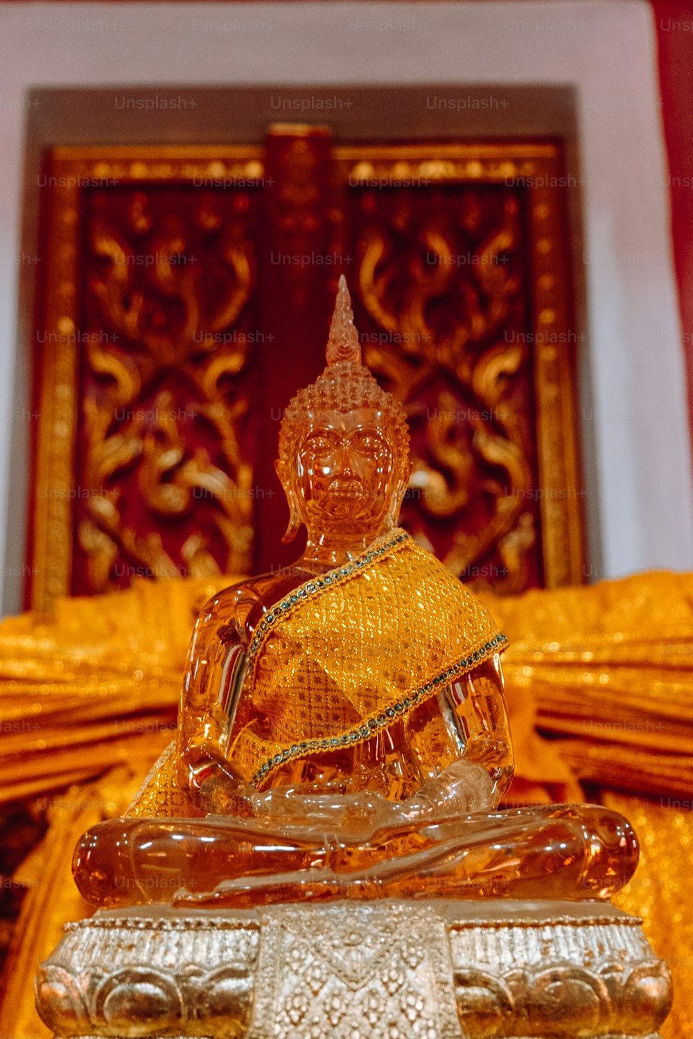 uma estátua de uma pessoa sentada em uma posição de meditação
