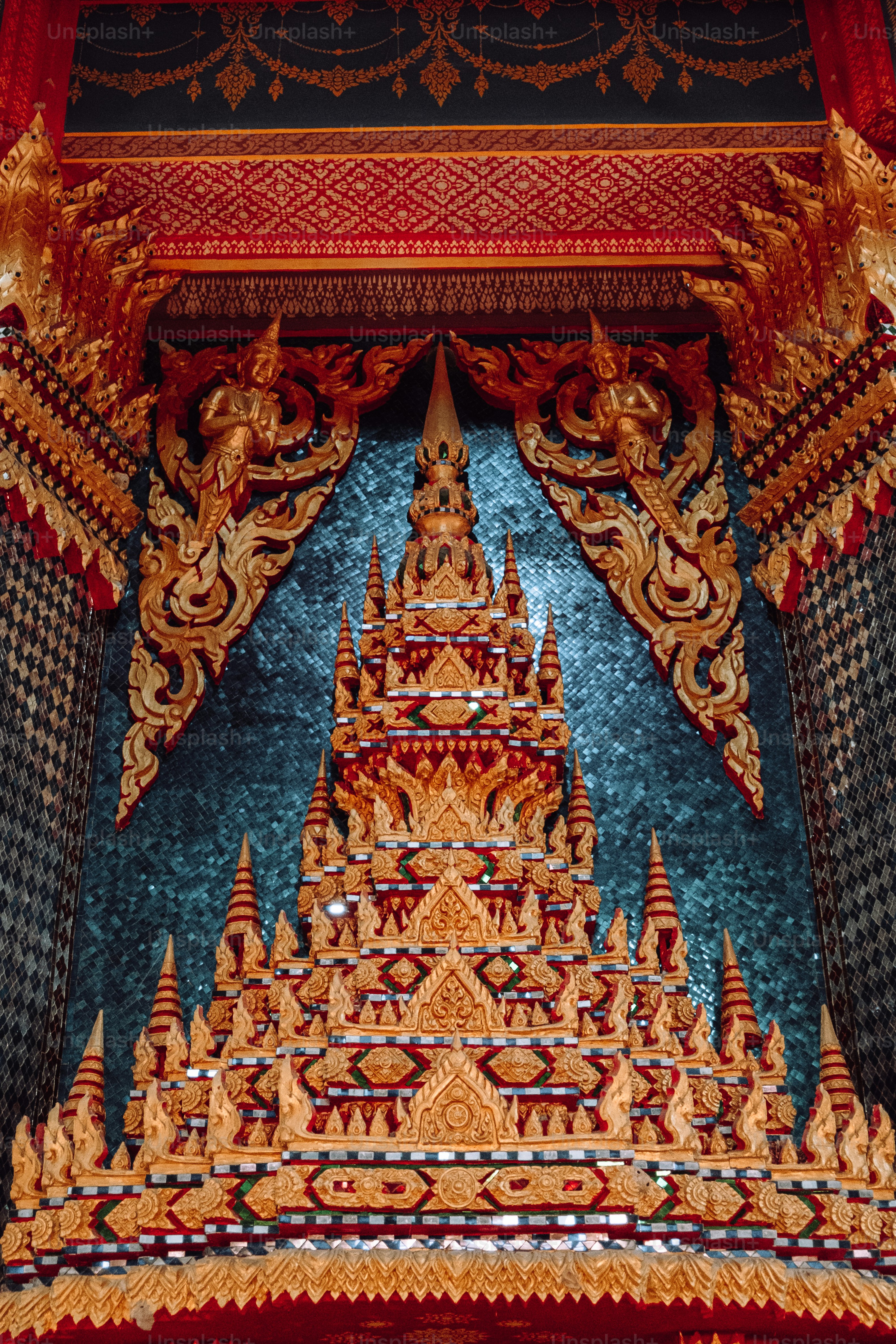 Un edificio muy adornado con muchas decoraciones