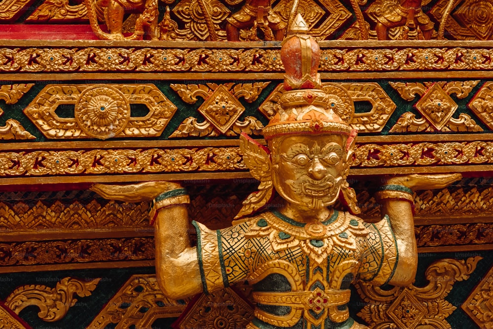Una estatua dorada de una persona con una corona en la cabeza