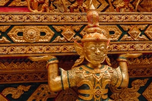 Una estatua dorada de una persona con una corona en la cabeza
