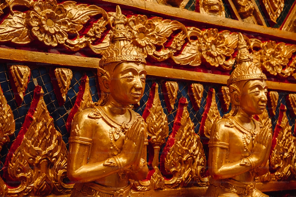 a gold statue of two men standing next to each other