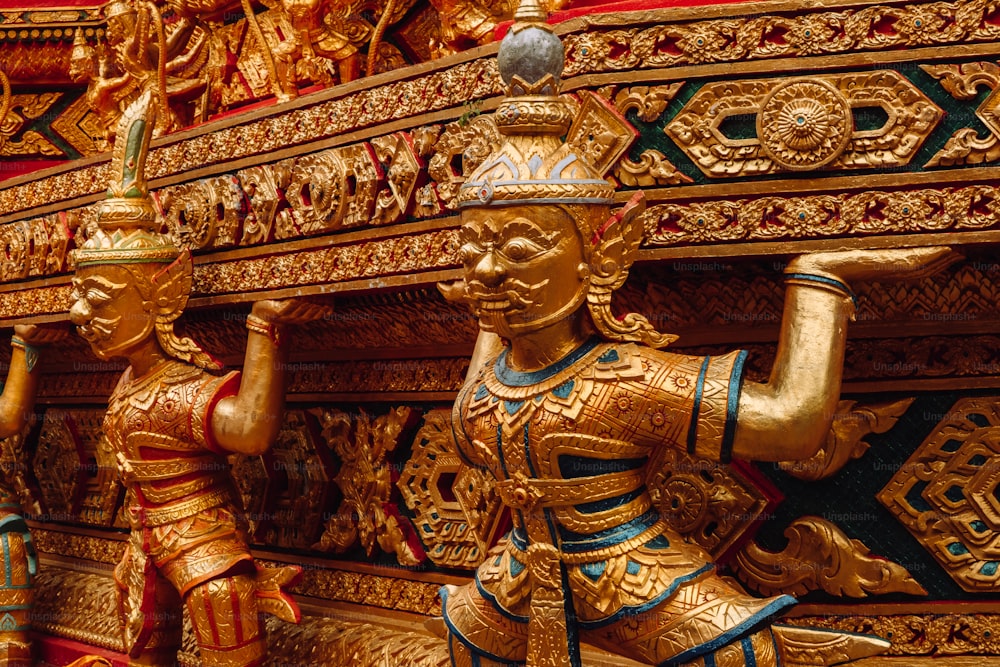 Un primer plano de una estatua de oro en exhibición
