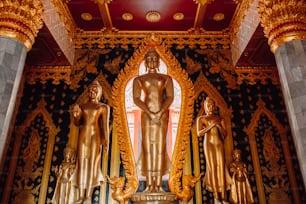 Una gran estatua dorada en medio de una habitación