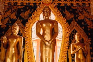 Una estatua dorada de un hombre y una mujer