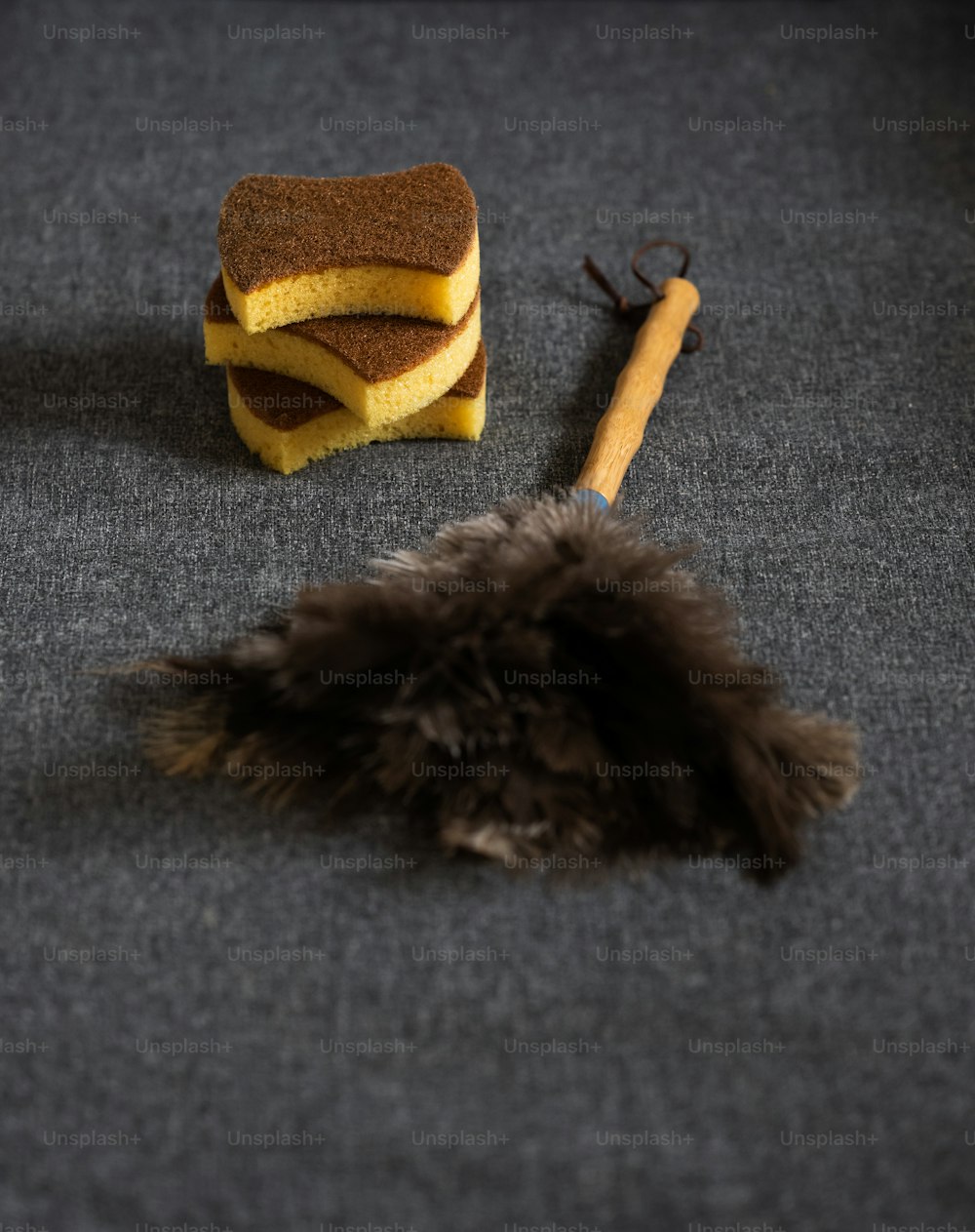 un pedazo de pan y un cigarrillo en una alfombra