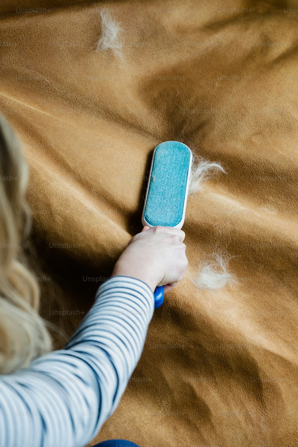 Eine Frau liegt auf einem Bett und hält ein Handy in der Hand