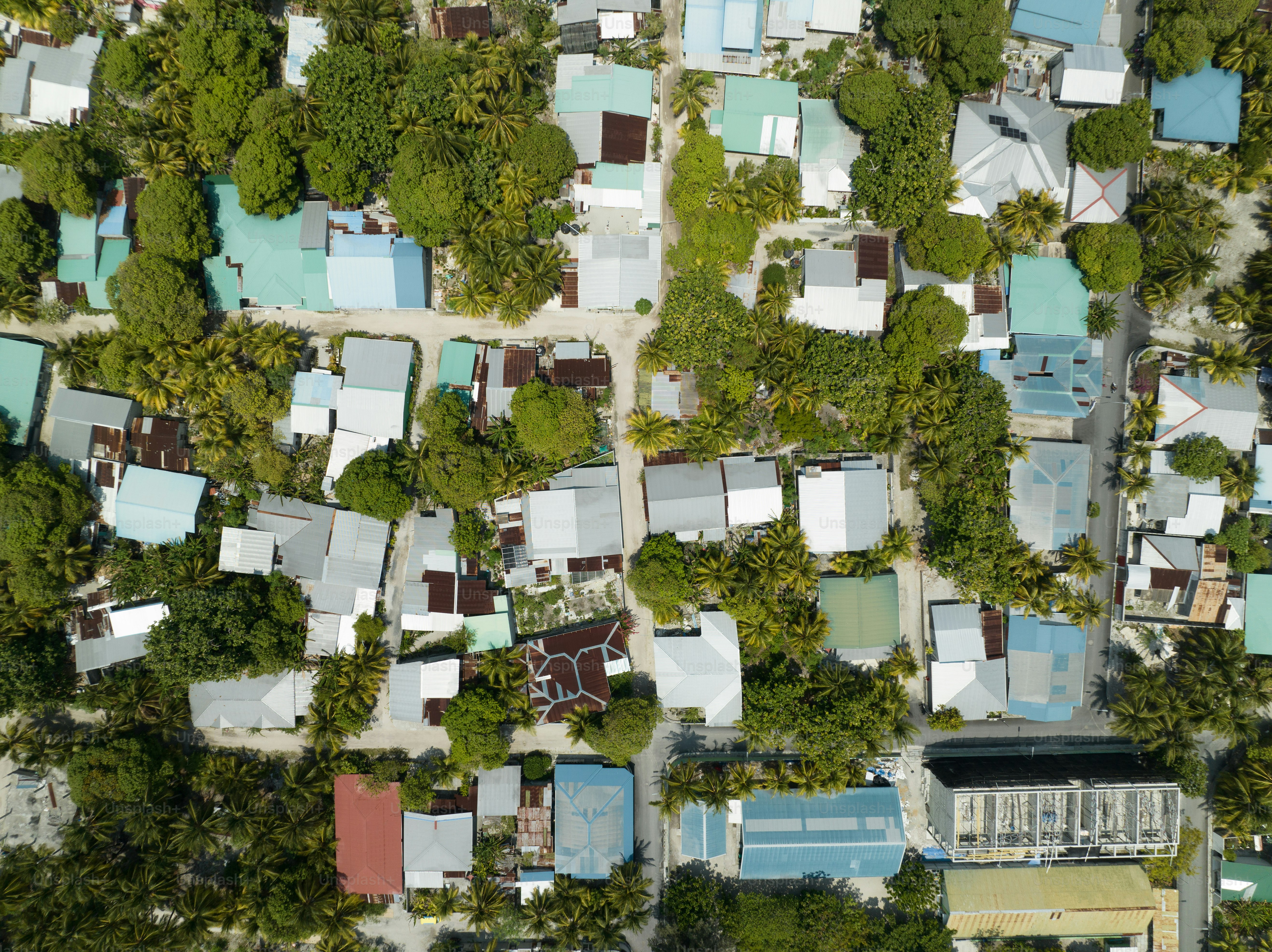 Une vue plongeante d’une ville avec beaucoup de maisons