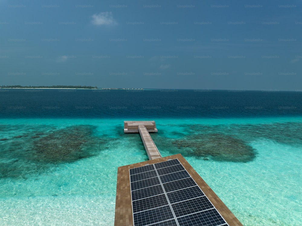 un panneau solaire flottant au-dessus d’un plan d’eau