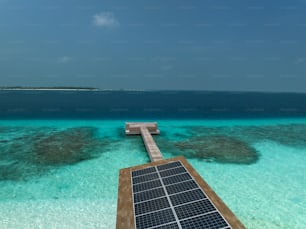 un panneau solaire flottant au-dessus d’un plan d’eau