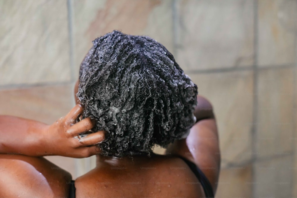 une femme aux cheveux noirs assise par terre