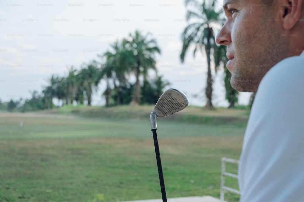 Ein Mann mit einem Golfschläger in der Hand