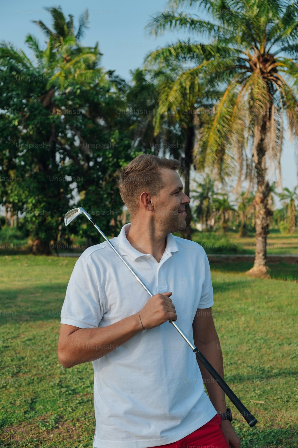 Un homme tenant un club de golf à la main