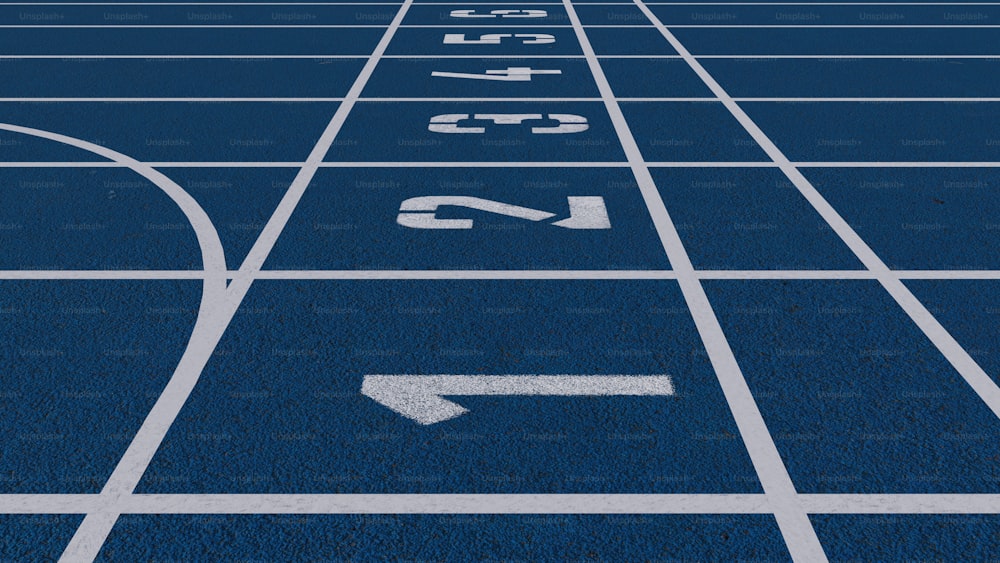 una pista de atletismo azul con una flecha blanca apuntando a la izquierda