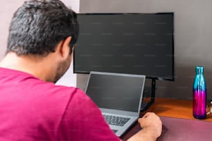 ノートパソコンの前に座る男性