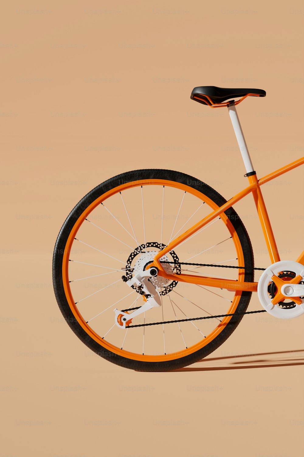 uma bicicleta laranja e branca é mostrada contra um fundo bronzeado