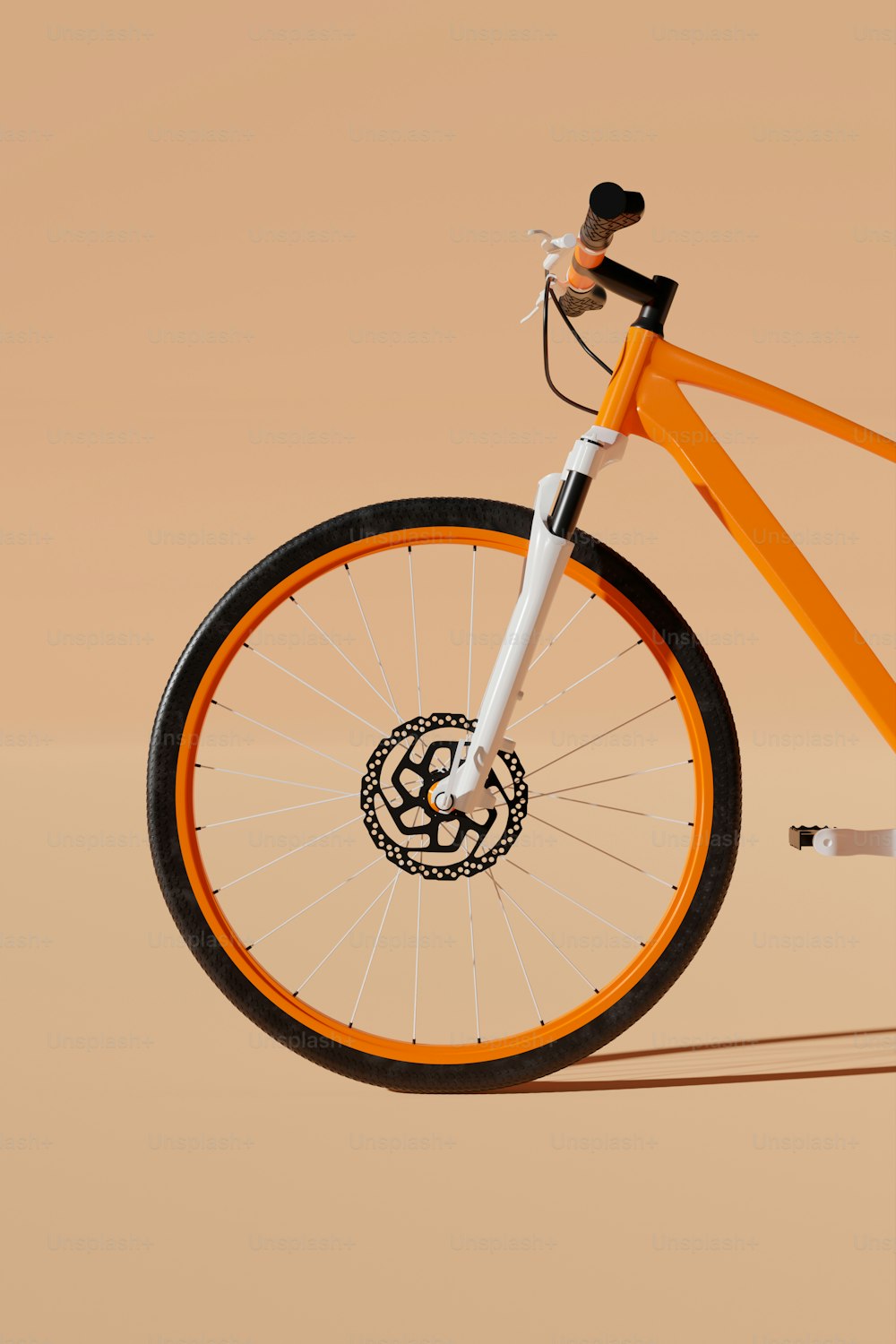 uma bicicleta laranja com um emblema preto e branco na roda dianteira